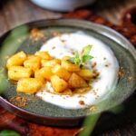 Griechischer Joghurt mit karamellisierter Ananas