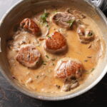 Schweinefilet in Whiskey-Sahne-Sauce ist ein Gericht, das mit seinem unvergleichlichen Geschmack und seiner raffinierten Zubereitung beeindruckt. Es ist die perfekte Wahl für ein festliches Dinner, einen besonderen Anlass oder einfach einen gemütlichen Abend mit Freunden und Familie. Die Kombination aus zartem Fleisch, einer cremigen Sauce und dem würzigen Aroma von Whiskey macht dieses Gericht zu einem echten Highlight. Doch was macht Schweinefilet in Whiskey-Sahne-Sauce so besonders, und wie gelingt die Zubereitung perfekt? In diesem Artikel erfahren Sie alles Wissenswerte. Warum Schweinefilet wählen? Schweinefilet ist eines der edelsten Stücke vom Schwein. Es ist mager, zart und äußerst vielseitig in der Zubereitung. Da es kaum Fett enthält, eignet es sich ideal für feine Gerichte, bei denen die Qualität des Fleisches im Mittelpunkt steht. In Kombination mit einer aromatischen Sauce, wie der Whiskey-Sahne-Sauce, wird das Filet zu einem echten Gaumenschmaus. Der besondere Touch: Whiskey in der Sauce Whiskey verleiht der Sauce ein unverwechselbares Aroma. Die Noten von Eiche, Karamell und manchmal sogar Vanille aus dem Whiskey ergänzen die cremige Sahne ideal. Der Alkohol verflüchtigt sich während des Kochens weitgehend, sodass nur der charakteristische Geschmack des Whiskeys zurückbleibt. Achten Sie bei der Wahl des Whiskeys darauf, eine Sorte zu wählen, die Ihnen pur schmeckt – schließlich beeinflusst sie das Aroma der gesamten Sauce. Die perfekte Begleitung Zu Schweinefilet in Whiskey-Sahne-Sauce passen Beilagen wie Bandnudeln, Kartoffelstampf oder knusprige Bratkartoffeln hervorragend. Auch gedünstetes Gemüse wie Brokkoli oder grüne Bohnen ergänzen das Gericht ideal. Für ein besonderes Highlight sorgen karamellisierte Zwiebeln oder eine frische Beilage aus grünem Salat.