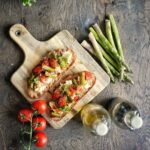 Warme Tomaten-Grüner Spargel-Brote