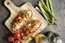 Warme Tomaten-Grüner Spargel-Brote