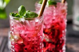 Sommerlicher Basilikum-Beeren Cocktail