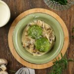 Spinatknödel mit Champignon-Rahm-Sauce: Ein Klassiker mit Geschichte und Genussmomenten