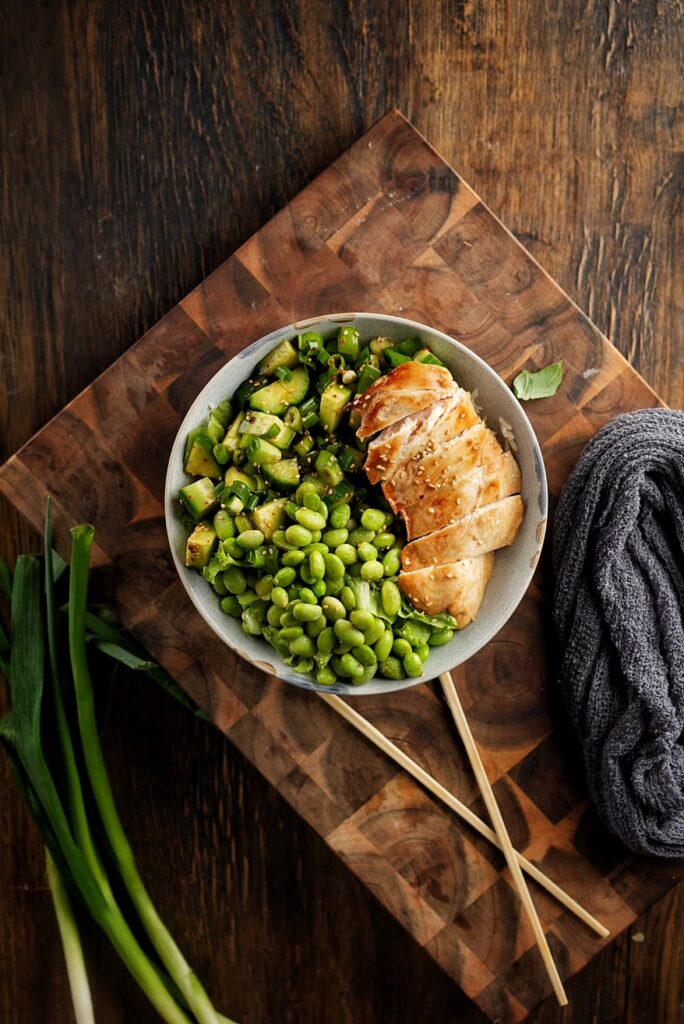 Asia Bowl mit Hähnchen und Gurkensalat