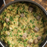Schnelles One-Pot-Rezept: Kritharaki mit Bratwurst, Rosenkohl und Erbsen – Herzhaft & Einfach!