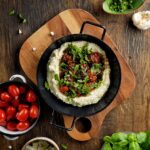 Cremiger Feta-Dip mit ofengerösteten Balsamico-Tomaten und frischem Basilikum – Mediterraner Genuss leicht gemacht