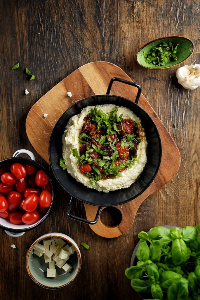 Cremiger Feta-Dip mit ofengerösteten Balsamico-Tomaten und frischem Basilikum – Mediterraner Genuss leicht gemacht