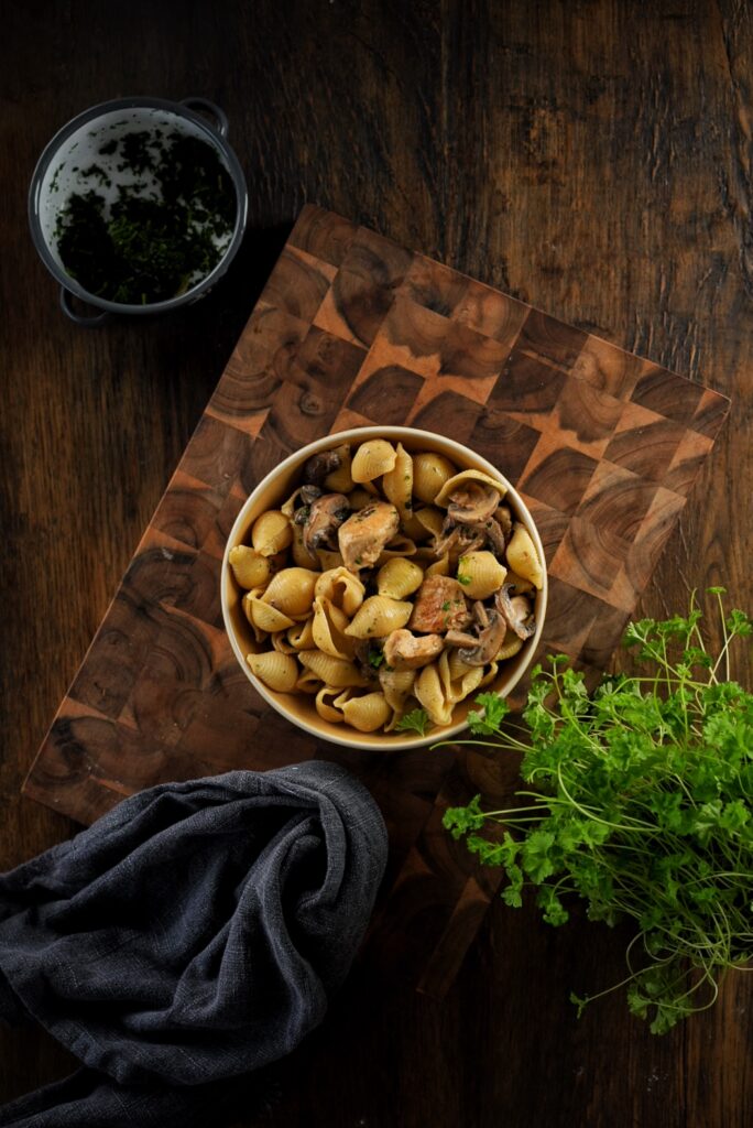 Hühnchen Stroganoff: Cremige Hähnchenpfanne mit Champignons und Pasta