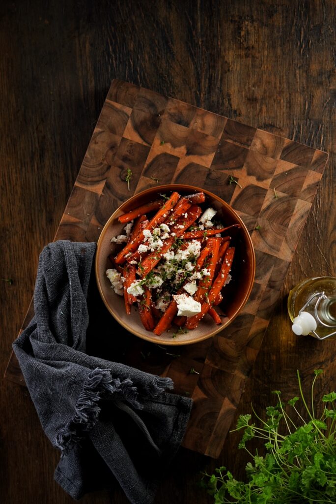 Ofenmöhren mit Feta: Vegetarisches Low-Carb-Rezept für ein köstliches Abendessen
