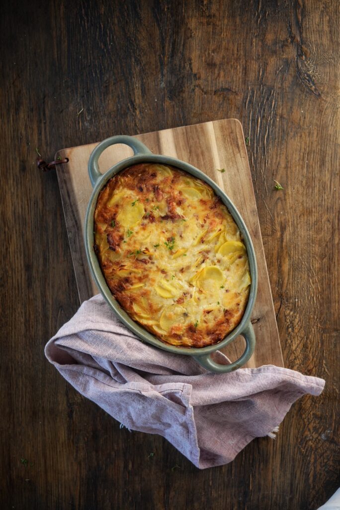 Cremiger Kartoffelauflauf mit Bacon und Gouda: Das perfekte Wohlfühlgericht für die ganze Familie