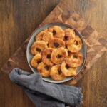 Apfelküchlein selber machen: Einfaches Rezept für saftige Apfelringe mit Zimt und Zucker