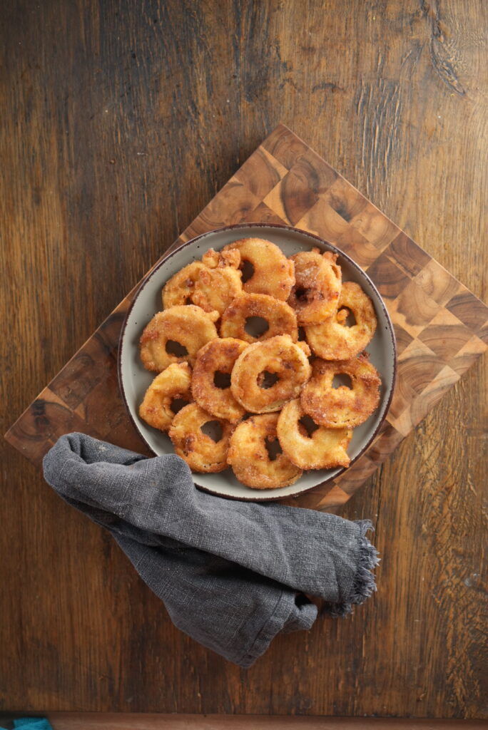 Apfelküchlein selber machen: Einfaches Rezept für saftige Apfelringe mit Zimt und Zucker