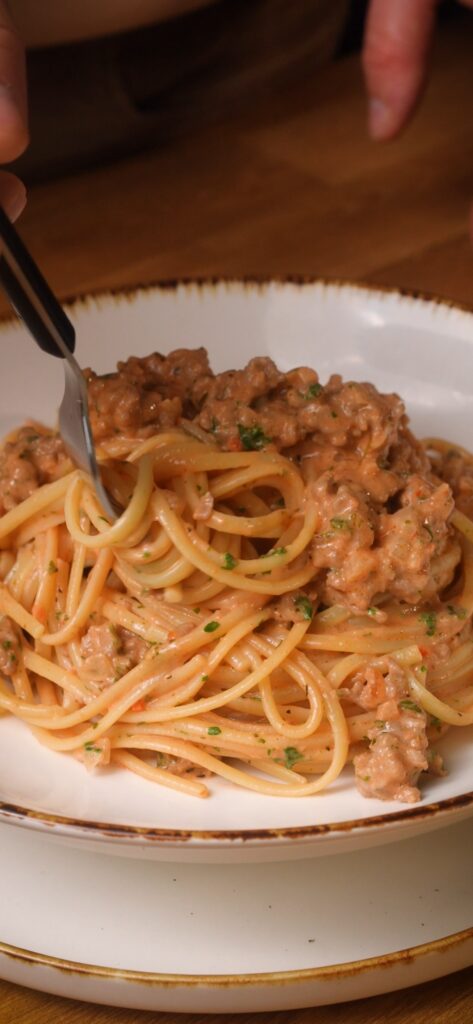 Cremige Spaghetti mit Hackfleisch und Parmesan