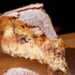 Cookie-Cheesecake mit cremiger Quarkfüllung und Keksteig, angeschnitten