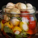 Frischer Tomate-Mozzarella-Salat im verschlossenen Glas, bereit zum Mitnehmen