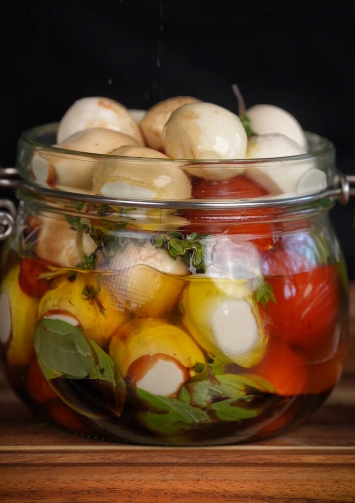 Frischer Tomate-Mozzarella-Salat im verschlossenen Glas, bereit zum Mitnehmen