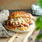 Kürbisdöner mit Joghurtsoße, Tomaten und Käse im Fladenbrot
