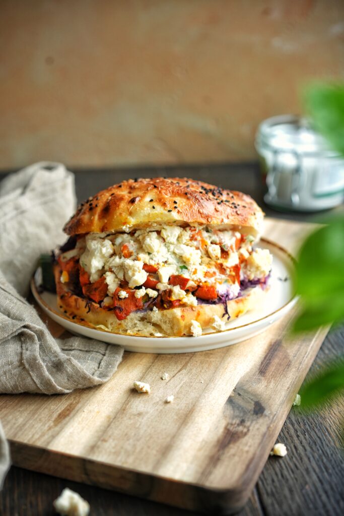 Kürbisdöner mit Joghurtsoße, Tomaten und Käse im Fladenbrot