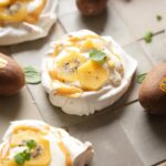 Mini-Pavlova mit Kiwi und Joghurt