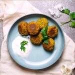 Frisch frittierte Falafel auf Teller mit Salat und Dip