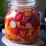 Eingelegtes Gemüse in einem dekorativen Glas, bunt geschichtet