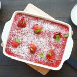 Spaghetti-Eis-Tiramisu in Auflaufform mit Erdbeersauce