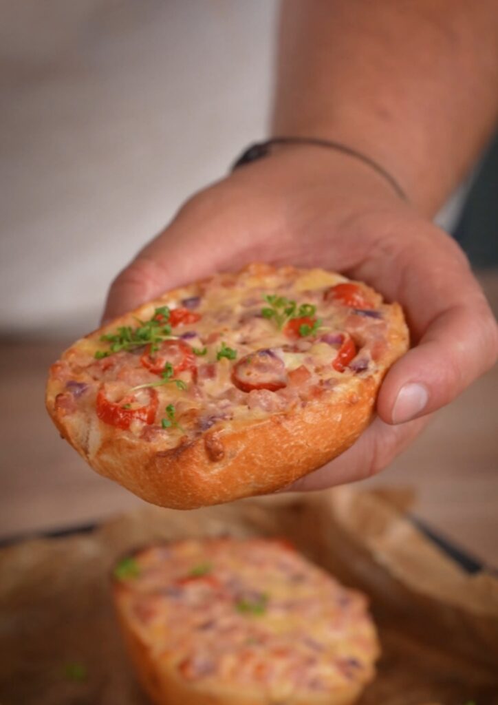 Flammkuchen-Brötchen mit Speck und Käse