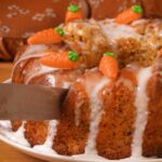 Möhren-Nuss-Gugelhupf mit Zuckerguss und Osterdeko