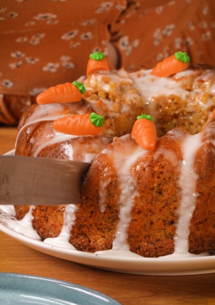 Möhren-Nuss-Gugelhupf mit Zuckerguss und Osterdeko