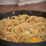 Zitronen-Pasta mit cremiger Sauce und geriebenem Parmesan