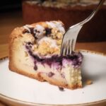 Heidelbeer-Cheesecake mit knusprigen Streuseln und Zitronennote