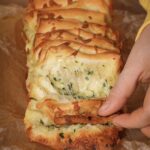 Knoblauch-Zupfbrot mit Mozzarella frisch gebacken.