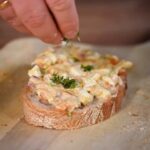 Eiersalat mit Gurken, Zwiebeln und Schnittlauch