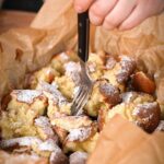 Kaiserschmarrn angerichtet mit Apfelmus und Puderzucker
