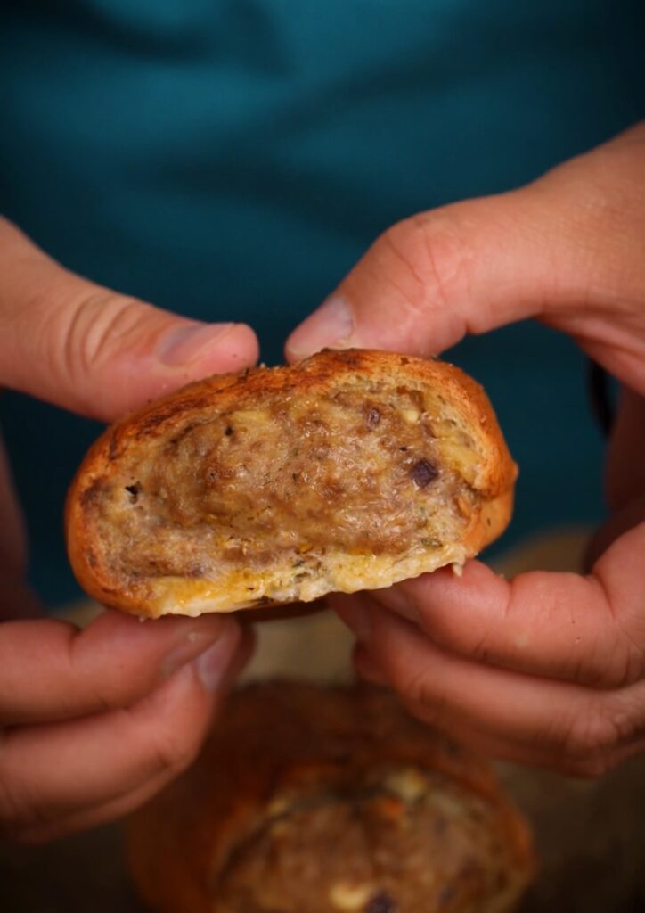 Bifteki-Brötchen mit Feta und Hackfleisch, ofenfrisch