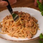 Cremige Spaghetti mit Hackfleisch, Parmesan und Tomatensauce