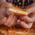 Tiropita mit goldbrauner Kruste, im Ganzen gebacken