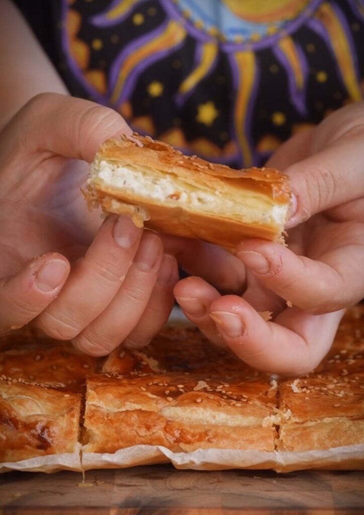 Tiropita mit goldbrauner Kruste, im Ganzen gebacken