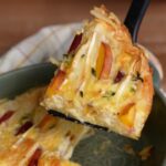 Yufkateig mit Camembert, Nektarinen und Rosmarin im Anschnitt