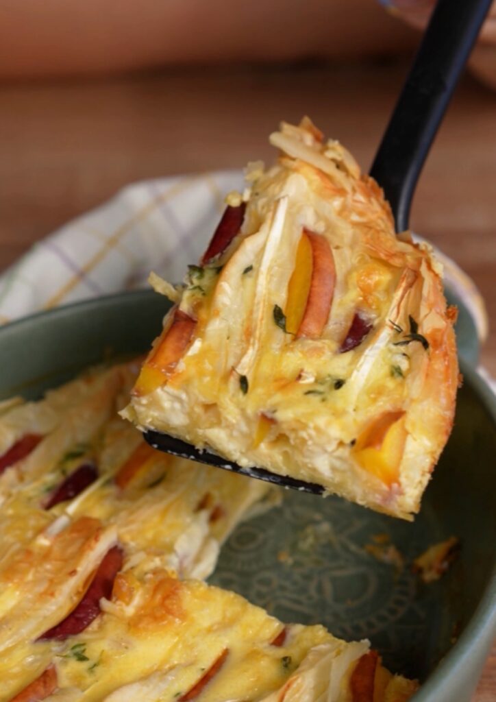 Yufkateig mit Camembert, Nektarinen und Rosmarin im Anschnitt