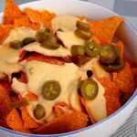 Cremige Chili-Cheese-Sauce mit Jalapeños in einer Gusspfanne