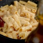 Cremige Gorgonzola Pasta mit Penne und geschmolzenem Käse