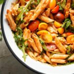 Mediterraner Nudelsalat mit getrockneten Tomaten, Kirschtomaten und Rucola