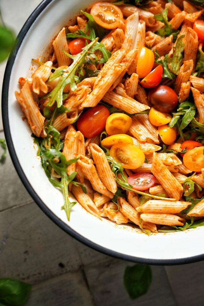 Mediterraner Nudelsalat mit getrockneten Tomaten, Kirschtomaten und Rucola
