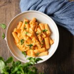 Ricottapasta mit ofengerösteten Tomaten auf dem Teller