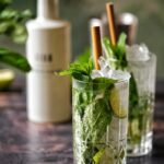Zwei Gläser Mojito mit Minze, Limette und Eis