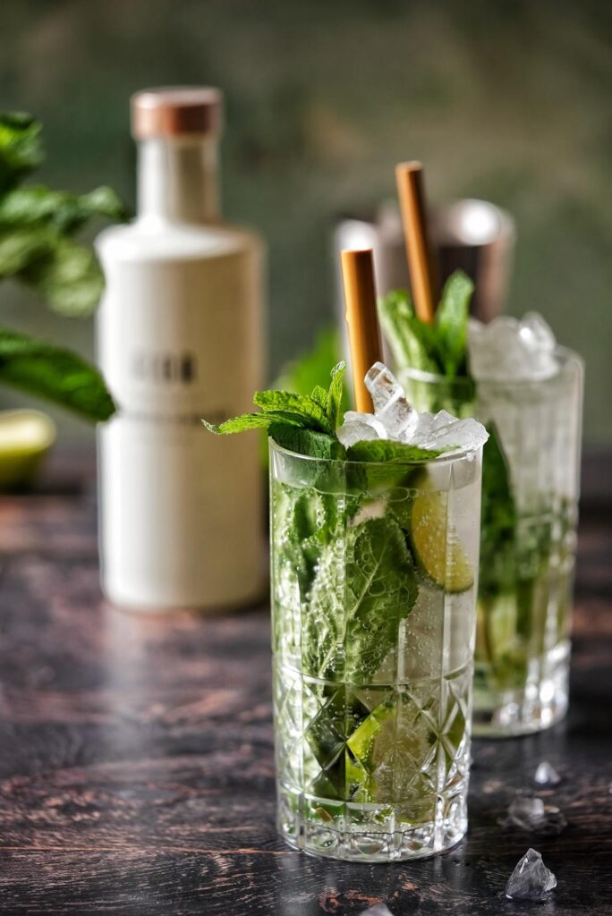 Zwei Gläser Mojito mit Minze, Limette und Eis