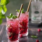 Himbeer-Basilikum-Drink, garniert mit Basilikumblättern und Strohhalm