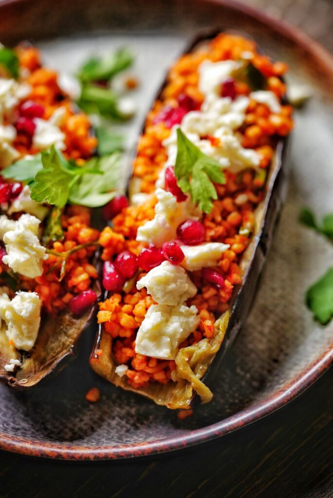 Aubergine gefüllt mit Bulgur, Feta und Granatapfelkernen