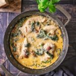 Spinat-Parmesan-Hühnchen mit getrockneten Tomaten & Sahnesauce