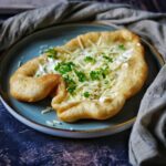Langos mit Sauerrahm und Käse – einfaches Rezept wie vom Jahrmarkt